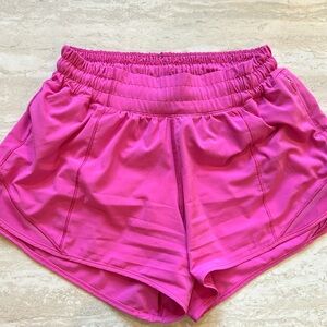 Lululemon hotty hot 2.5” shorts